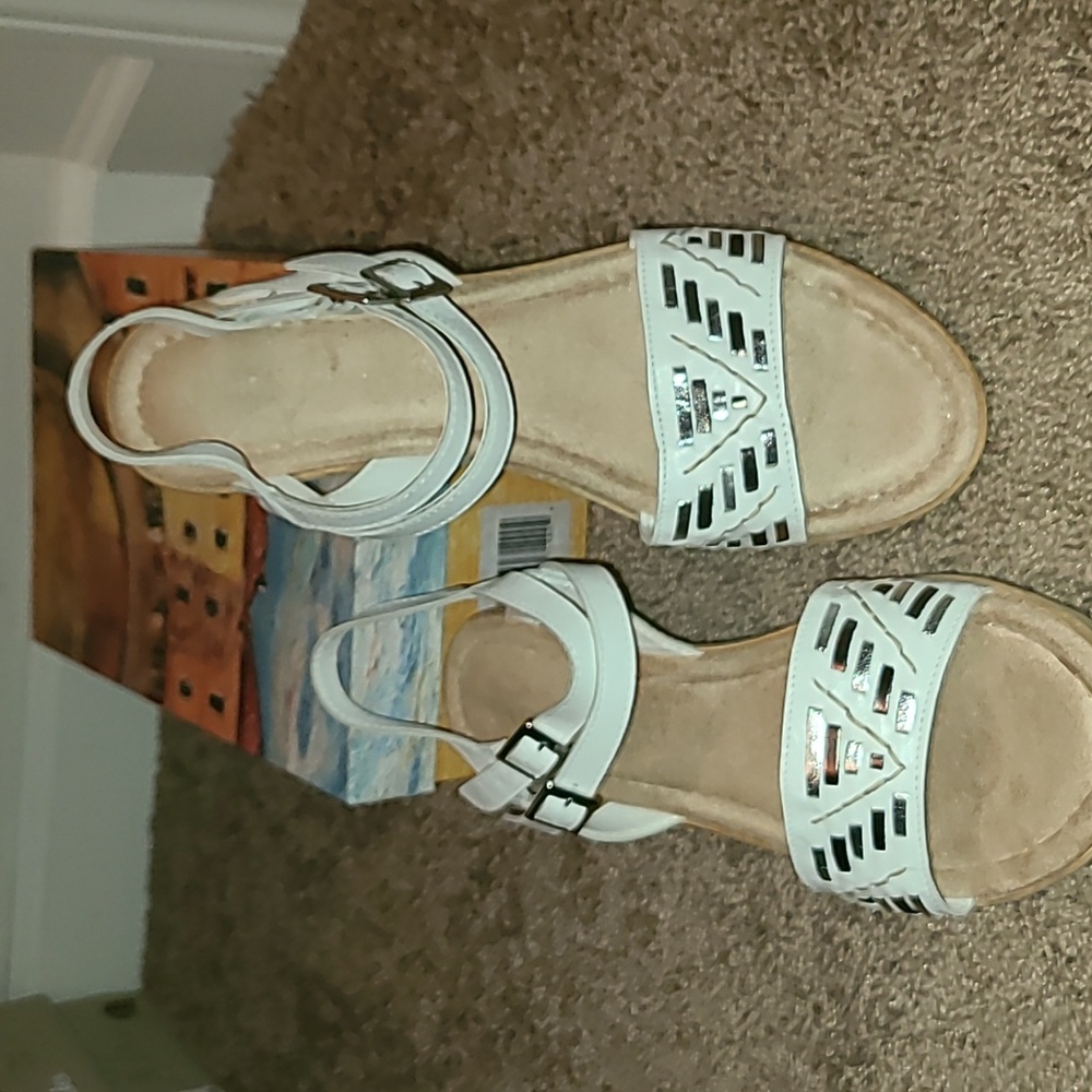 Bella Vita,size 10 white leather sandals